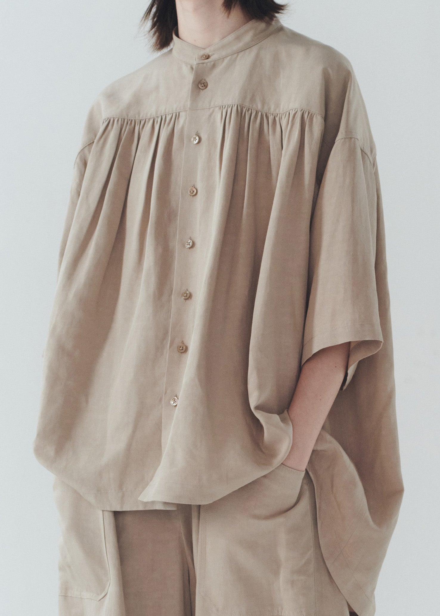 ITEM】素材とデザインで魅せる、ギャザーシャツ – OTOÄA